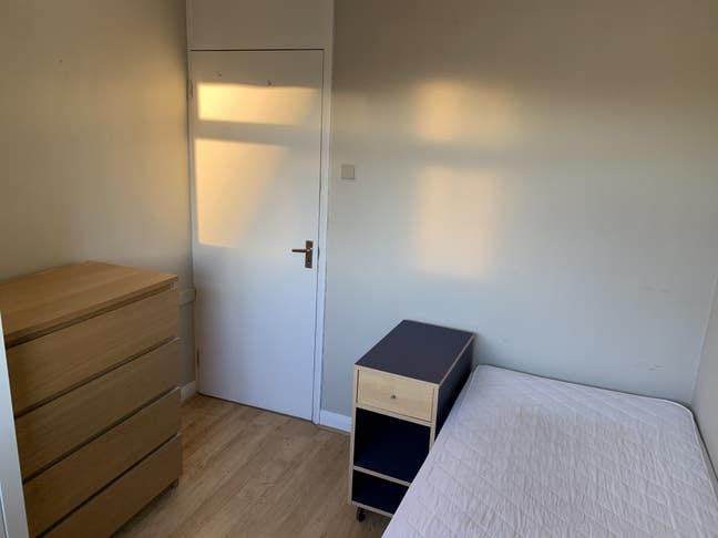 Furnished Single Room  close to Brentwood Station Main Photo