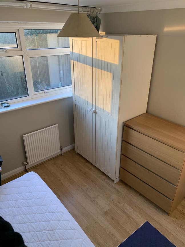 Furnished Single Room  close to Brentwood Station Main Photo