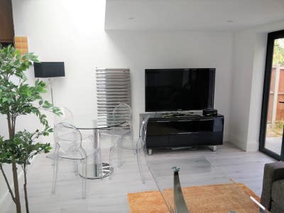 Lovely bright rear Double bedroom available! Main Photo