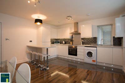 W6 flatshare. Refurb'd & ALL inc w/WiFi+cleaner Z2 Main Photo