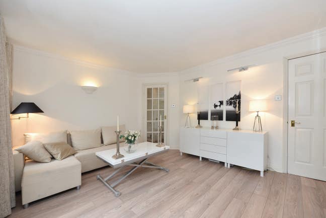 2 Rooms in Extremely Desirable House in Wandsworth Main Photo