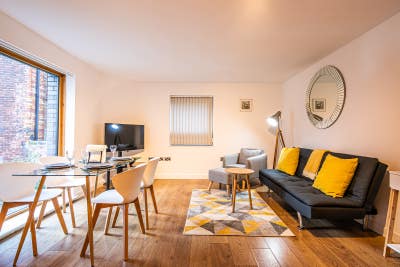 Great City Centre 2 Double Bed Apt - Free Parking! Main Photo