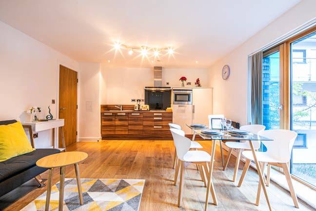 Bills Inc 2-Bedroom City Centre Apt Free Parking! Main Photo