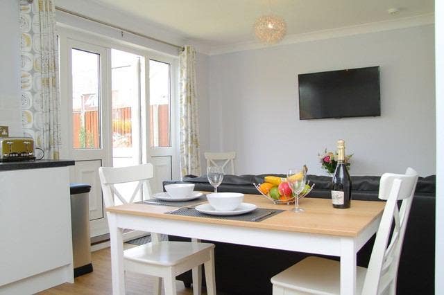 Large Ensuite in Friendly Houseshare  Main Photo