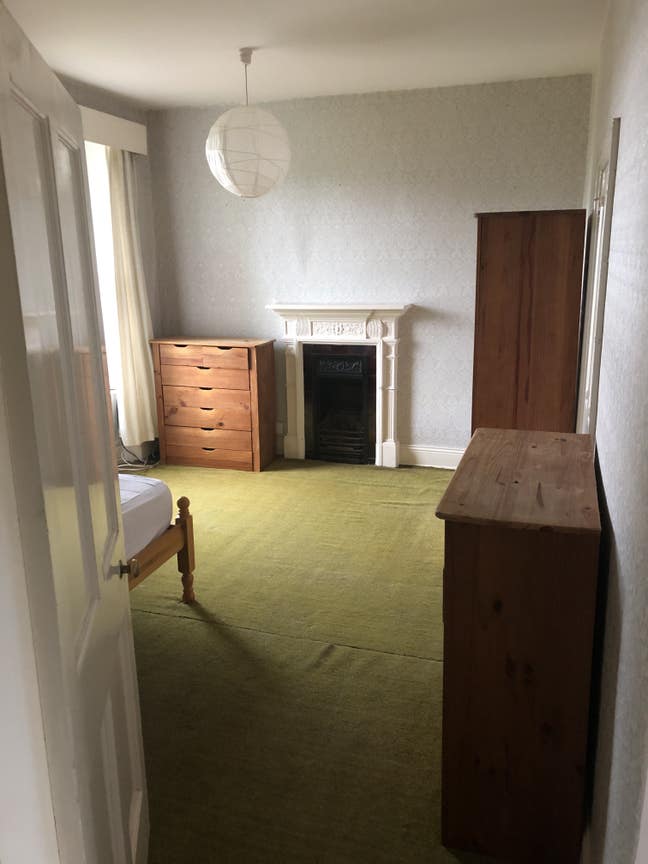 Large double room in shared house Main Photo