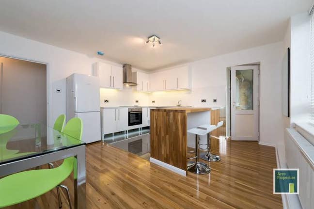 W6 Double rm Prof/share WiFi,TV's,cleaner Main Photo