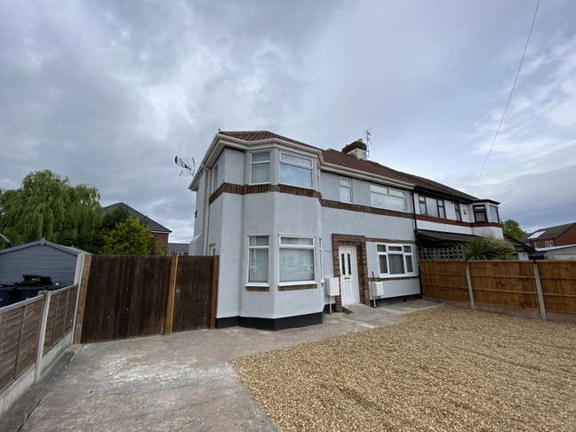 ** ONE En-Suite Room Available ** Main Photo