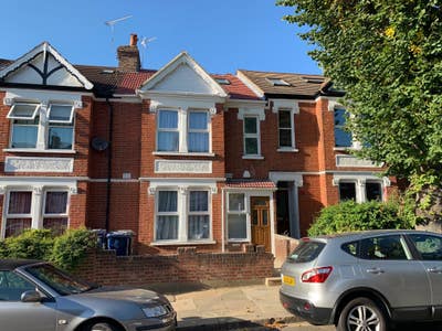 En-suite Double room in  W5 - bills included Main Photo