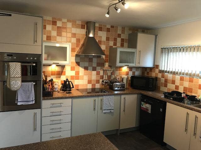 1Doubleensuite & 2Single Rooms Available Main Photo