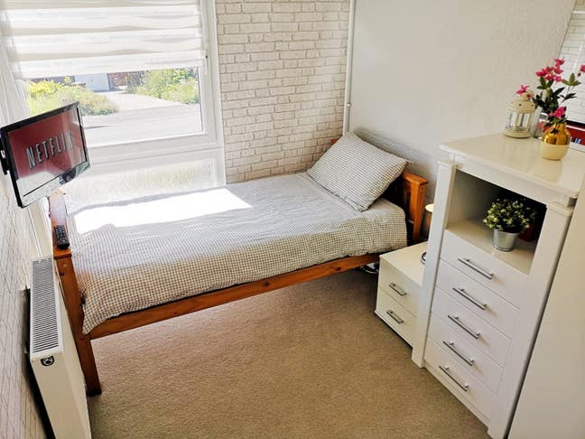 Available: Medium Sized Single Room Main Photo