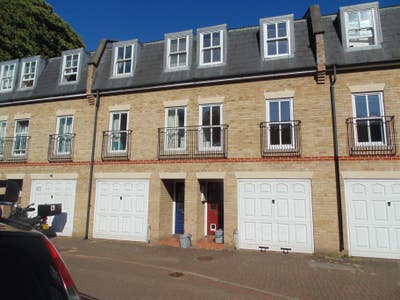 Modern 3 Bed Town House, Sharers welcome. Main Photo