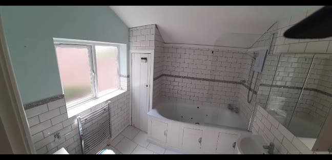 Ensuite , Large modern room available,rugby town.  Main Photo