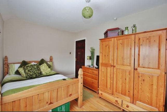 4-bed furnished house with secure bike stands Main Photo