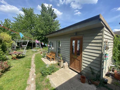 Sunny ensuite garden chalet Main Photo