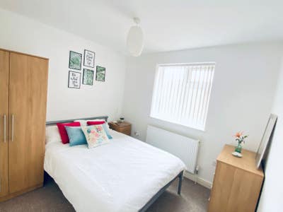 Great room in shared house, 9 minutes walk to Ikea Main Photo