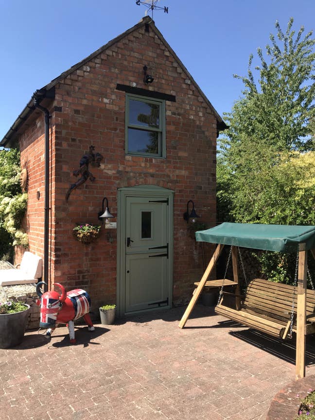 Mon-Fri  self contained Coach House Main Photo