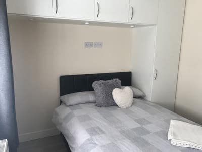 1 Double Room and single in newly renovated house Main Photo