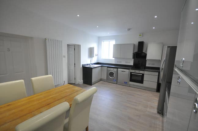 Professional House share with parking, Cheltenham  Main Photo