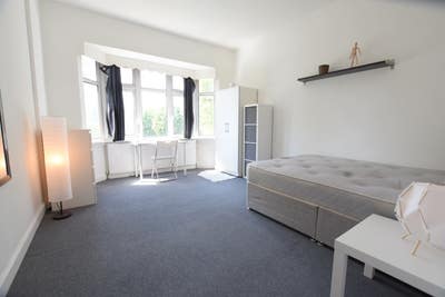 ** Spacious Room - 1 mins from Willesden Green ** Main Photo