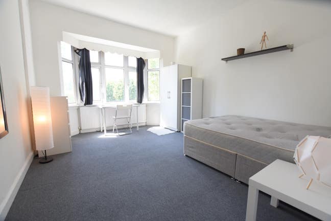** Spacious Room - 1 mins from Willesden Green ** Main Photo