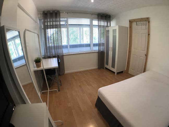 Spacious double bedroom available - city centre Main Photo