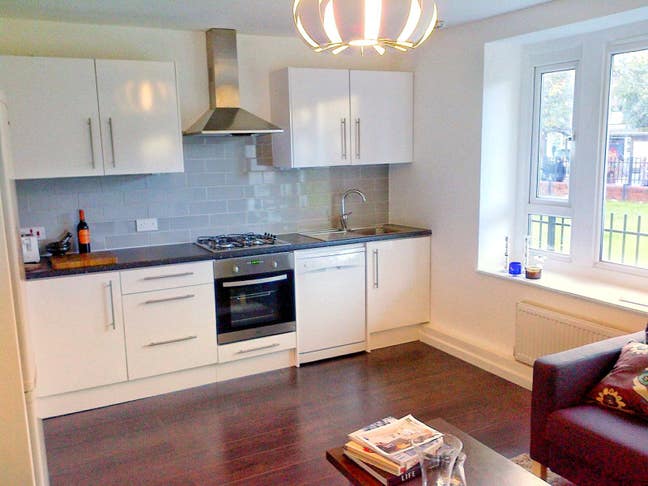 Double bedroom in modern flat. Main Photo