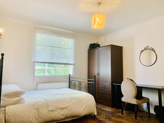 A  Specious Room in Central London  Main Photo