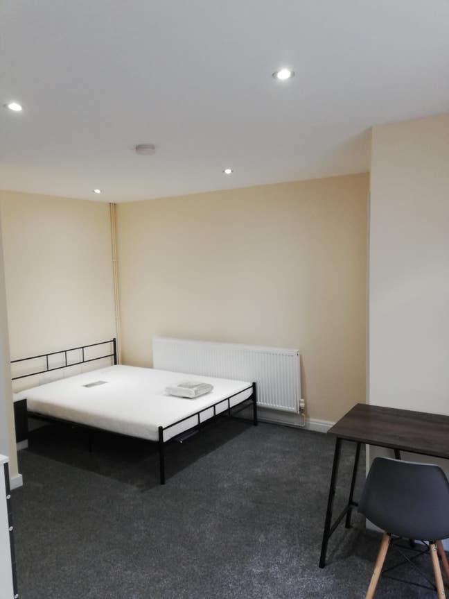 Double En suite Room in Professional House Share  Main Photo