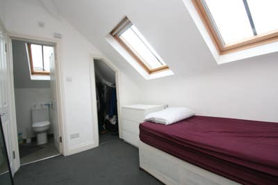 Lovely top floor room with en-suite shower room Main Photo