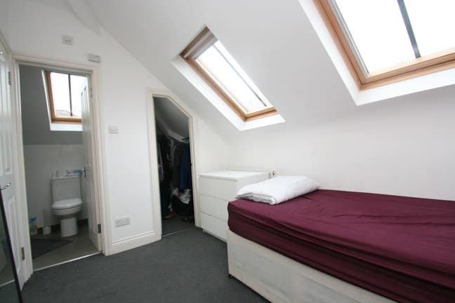 Lovely top floor room with en-suite shower room Main Photo