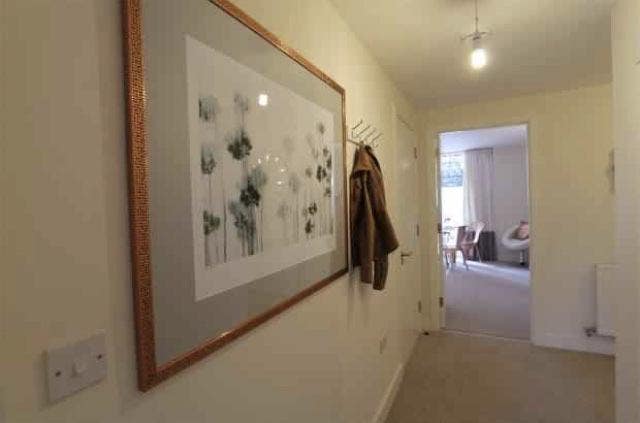 Rarely avail King size bed | en suite | amenities  Main Photo