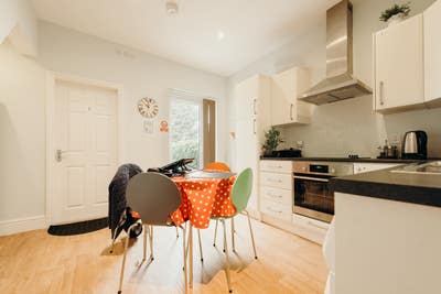 4 bed house- studio room 🚿 Main Photo