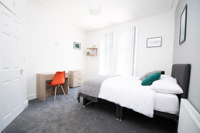 1 Double En Suite Double Room Available in L18! Main Photo