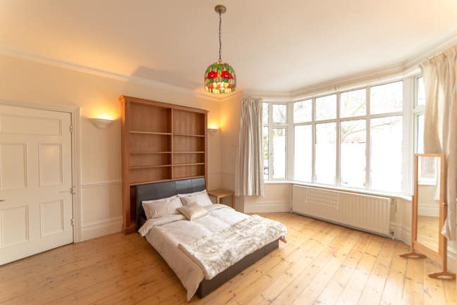 Big double, lovely built in shelves - no couples Main Photo