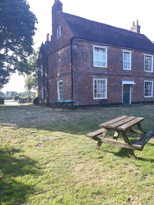 Low cost double room in beautiful farmhouse Main Photo