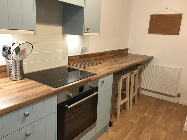 Double bedroom in recently refurbished 4 bed house Main Photo