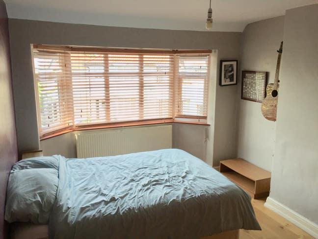 Large double bedroom in detached house Main Photo