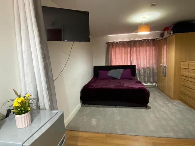 Large en-suite room  available  Main Photo