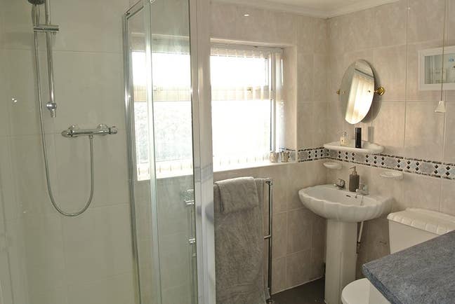 Large Room, Nice House  - Garden Main Photo