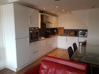 Wythenshawe Hosp airport 1 en-suit !st April Main Photo