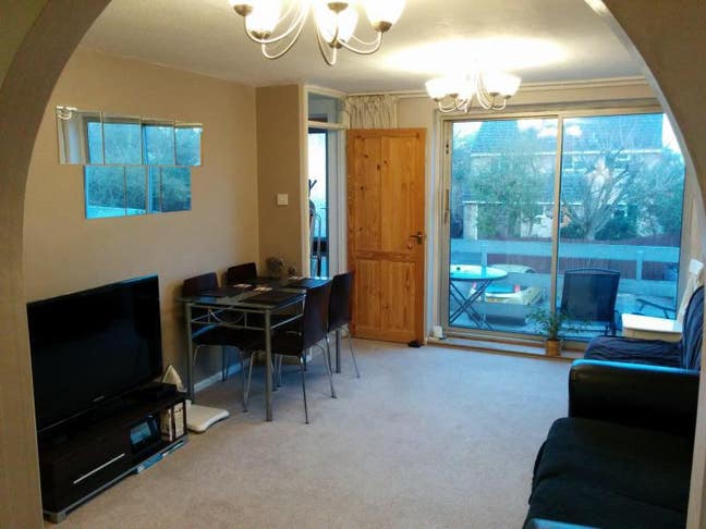 Lovely double room in a friendly house Main Photo