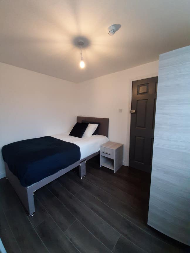 Double en-suite rooms- Close to Airport/JLR/A46 Main Photo