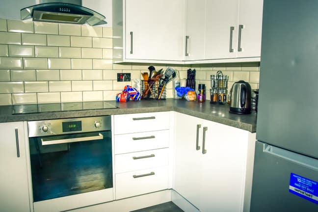 Large Double Room in a Tidy Elegent House  Main Photo