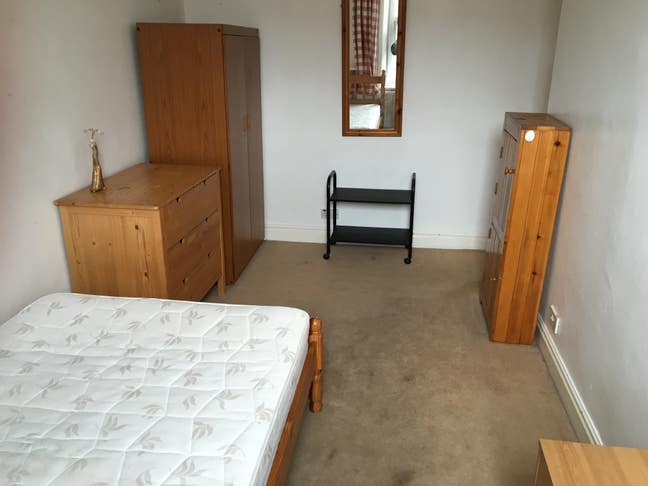  Double room in houshare with female professionals Main Photo