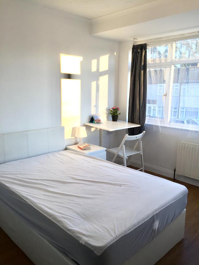 Modern Double En-suite | 5 min to Elizabeth Line Main Photo