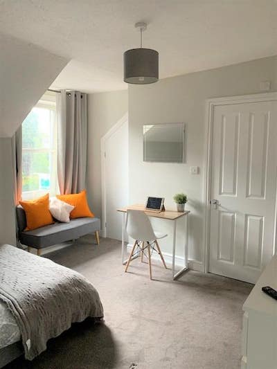 🏡 Beautiful en-suite room on Croft Road 🏡 Main Photo