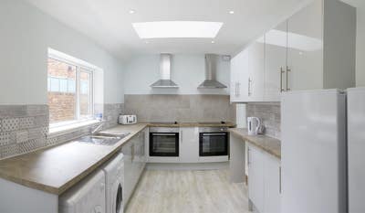 Large Double Room in Quiet  House  Main Photo