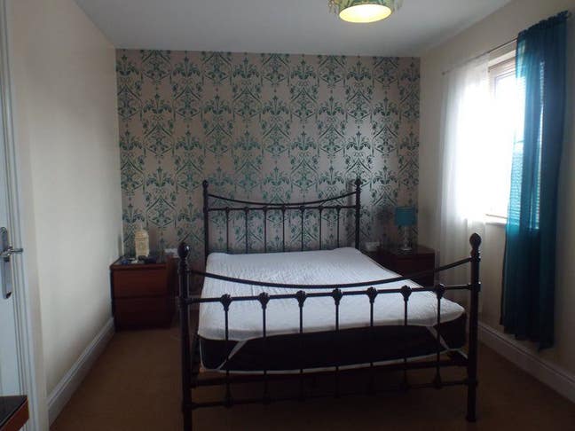 One Large Double Room (One with En-Suite) Main Photo