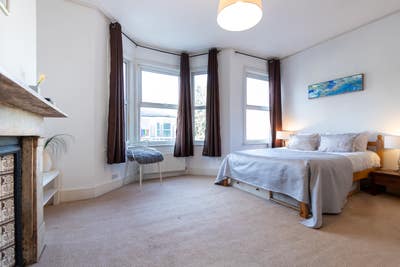 HUGE .... double room in large Victorian house Main Photo