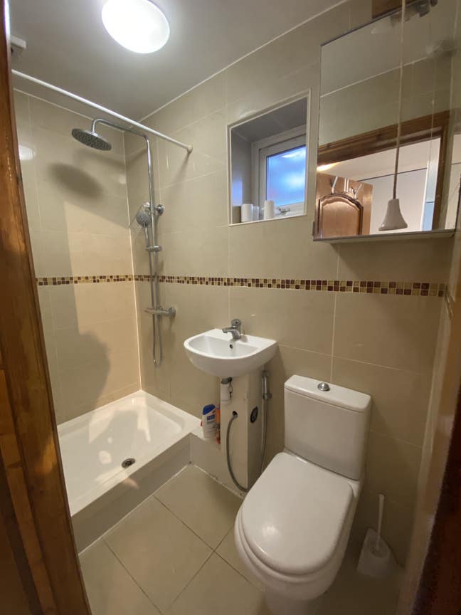  Bright Sunny Newly Decorated Double En-suit Room  Main Photo